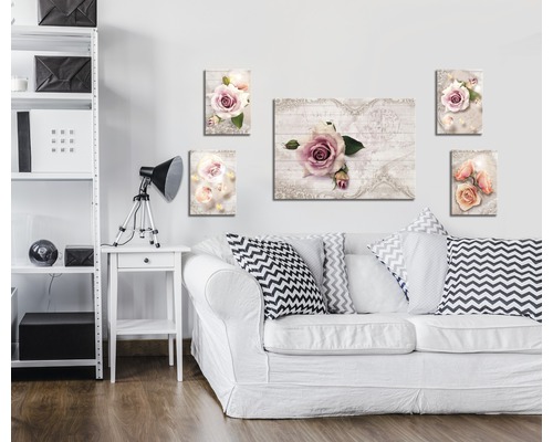 Wohnzimmer mit weißem Sofa und Wanddekoration mit Rosenmotiven