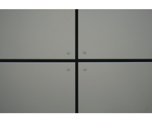 Façade avec plaques de montage et vis