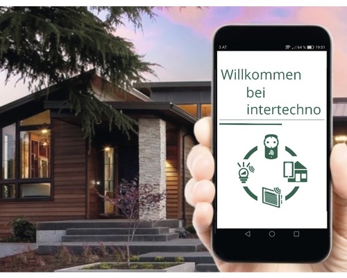 Smartphone mit der Aufschrift Willkommen bei Intertechno vor einem Wohnhaus.