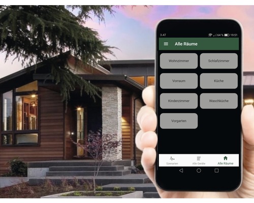 Smartphone mit Smart Home Steuerung App vor einem Wohnhaus