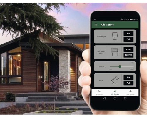 Smart Home Steuerung mit App auf Smartphone vor Wohnhaus