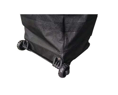 Detailansicht der Rollen einer Transporttasche.