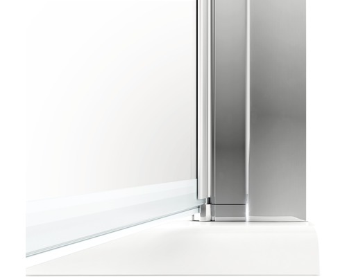 Vue détaillée d''une cabine de douche avec paroi en verre et cadre