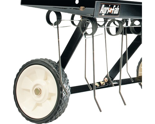 Vue détaillée d''un scarificateur à gazon avec roues et dents