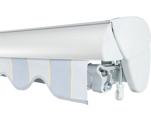 Vue détaillée d''un store banne à bras articulés avec un tissu de store rayé