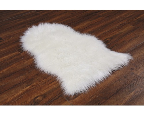 Tapis doux aspect fourrure sur plancher en bois