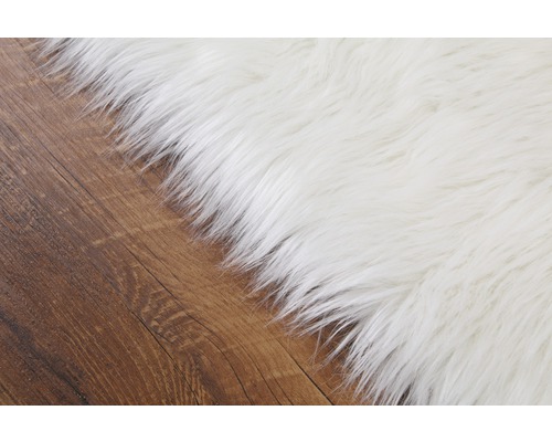 Vue détaillée d''un tapis blanc sur un plancher en bois