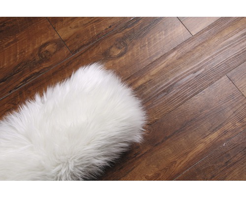 Tapis blanc sur plancher en bois