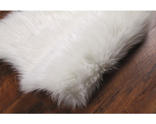 Tapis blanc à longs poils