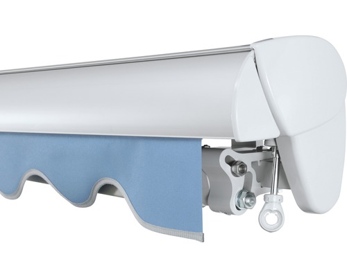 Detailansicht einer Gelenkarmmarkise mit hellblauem Stoff und weissem Gestell