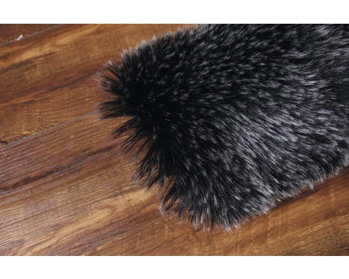 Tapis en fausse fourrure noire sur parquet
