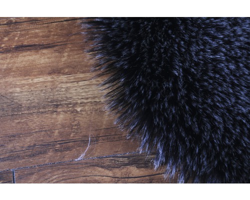 Gros plan d''une partie d''un tapis à poils longs sur un plancher en bois