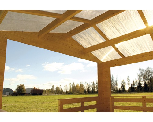 Terrasse en bois couverte avec vue sur une prairie verte
