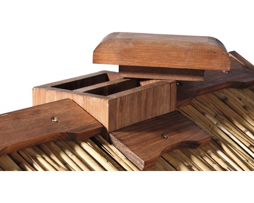 Gros plan sur la structure en bois d''un pavillon avec un toit de chaume