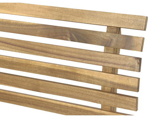 Detailansicht eines Gartenmöbels aus Holzlatten