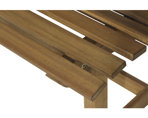 Detailansicht einer Holzgartenbank mit Lattenrostsitzfläche