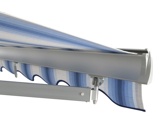 Detailansicht einer Markise mit blau-weiss gestreiftem Stoff