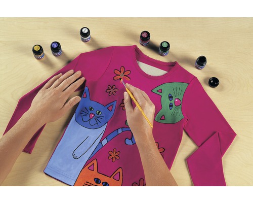 Bemaltes T-Shirt mit Katzenmotiven und Stoffmalfarben