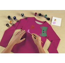 Bemalen eines rosafarbenen Langarmshirts mit Textilfarbe, Pinsel und Farbtablett