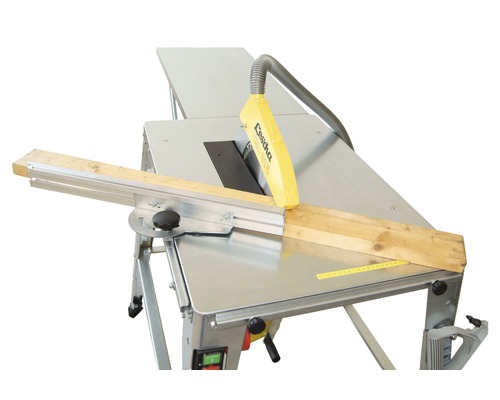 Scie circulaire de table avec pièce en bois