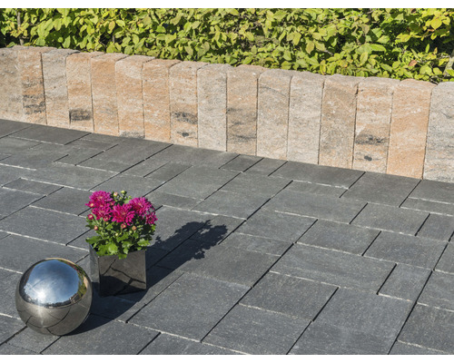 Aménagement de jardin avec pavés, bordure de parterre et décoration