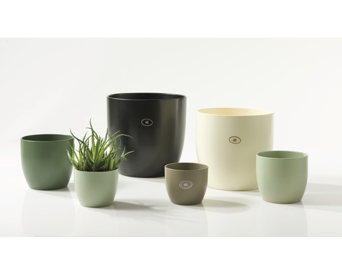 Pots de fleurs en plastique de différentes couleurs et de différentes tailles
