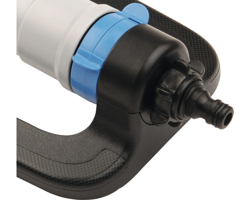 Detailansicht eines Rasensprengers mit Schlauchanschluss