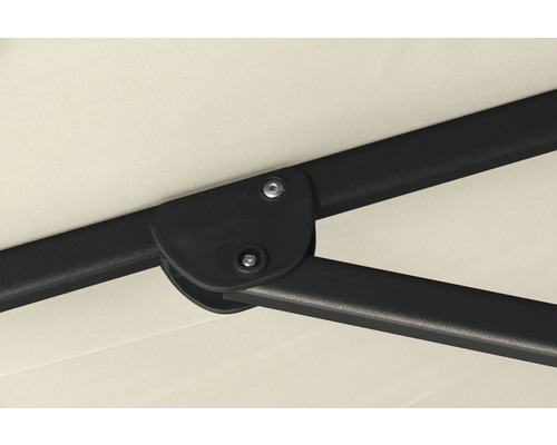 Detailaufnahme der Streben eines Sonnenschirms.