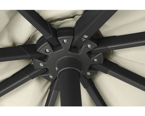 Detailaufnahme eines Sonnenschirms, der die Verbindung zwischen dem Mast und den Streben zeigt.