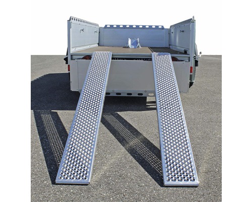 Vue d''une remorque avec deux rampes d''accès en aluminium.