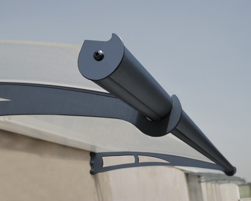 Vue détaillée d''un auvent de terrasse gris