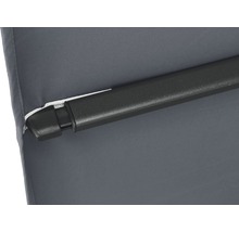 Detailansicht einer Markise mit Stoff und Rahmen.