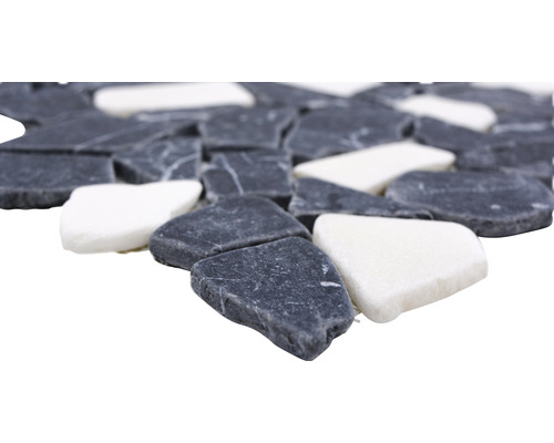 Mosaikfliese aus Naturstein, graue und weisse Kiesel