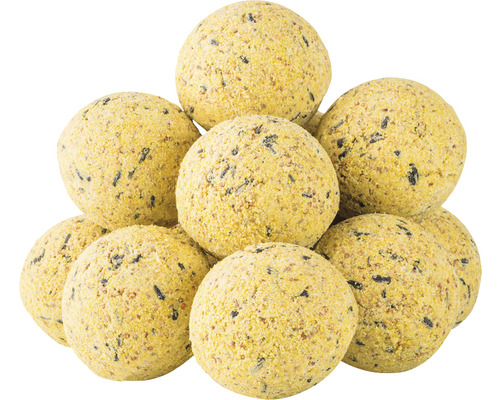Mehrere gelbe Meisenknödel als Vogelfutter