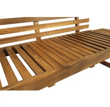 Detailansicht einer Gartenbank aus Holz mit Lattenrostsitzfläche und Rückenlehne