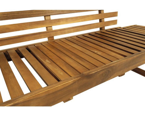 Detailansicht einer Gartenbank aus Holz mit Lattenrostsitzfläche und Rückenlehne