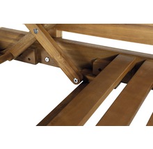 Detailaufnahme der Holzkonstruktion einer Gartenliege