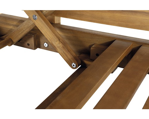 Detailaufnahme der Holzkonstruktion einer Gartenliege