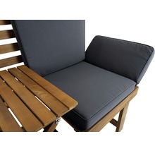 Detailansicht eines Gartenmöbels mit Holztisch und grauen Polstern