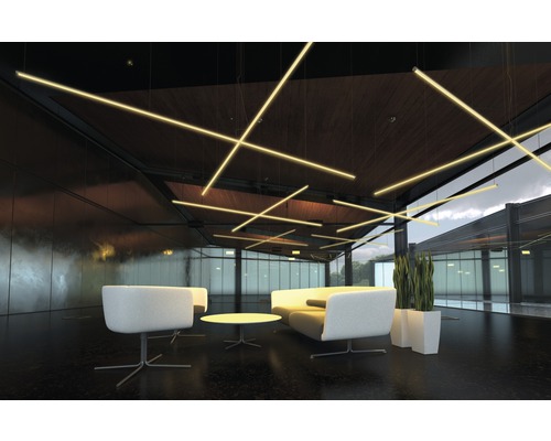Lounge-Bereich mit Beleuchtung, Sitzmöbeln und Topfpflanzen in einem modern gestalteten Raum.