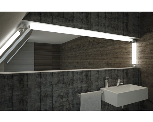 Badezimmer mit Waschbecken, Handtuch und Beleuchtung
