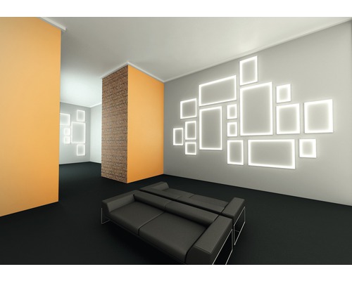 Lobby mit Sofa, Ziegelwand und beleuchteten Rahmen an der Wand