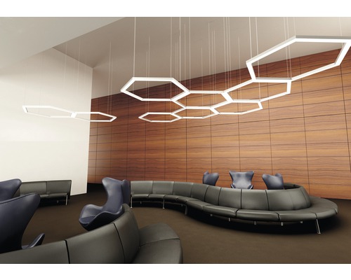 Lounge mit sechseckigen Pendelleuchten, Sofas und Sesseln