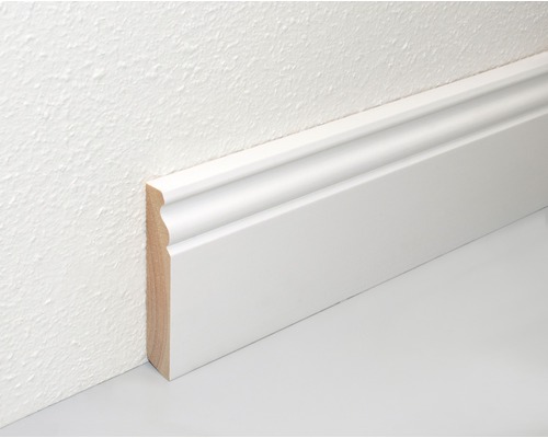 Plinthe blanche en bois sur un mur