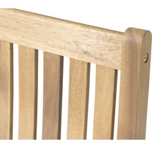 Gros plan sur le dossier en bois d''une chaise de jardin