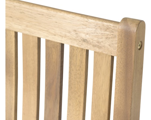 Gros plan sur le dossier en bois d''une chaise de jardin