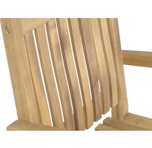 Gros plan d''une chaise de jardin en bois avec accoudoir