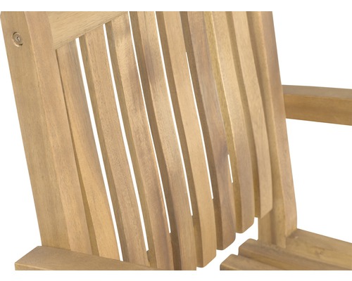 Gros plan d''une chaise de jardin en bois avec accoudoir