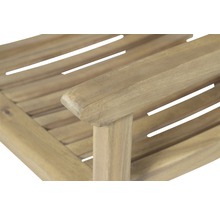 Vue détaillée d''une chaise de jardin en bois avec accoudoir