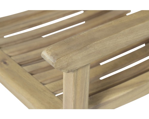 Vue détaillée d''une chaise de jardin en bois avec accoudoir